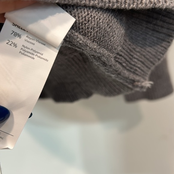 Cupshe off the shoulder horse shoe clasp Sweater medium new w tags grey - Picture 4 of 5